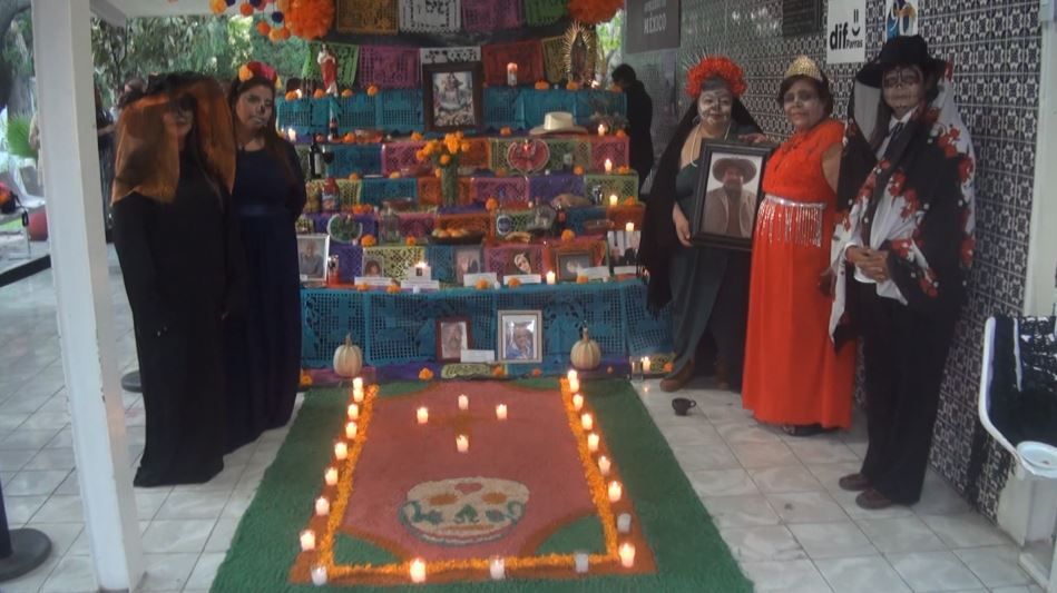 En honor a los que se han ido, instala DIF de Parras el tradicional altar de muertos