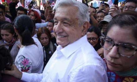 Acercan auto de AMLO para llevarlo al Zócalo pero prefiere seguir de pie