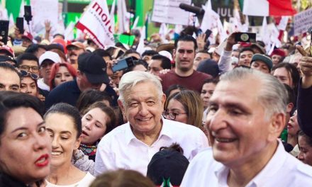 Tras cuatro horas de marcha, AMLO llega al Zócalo