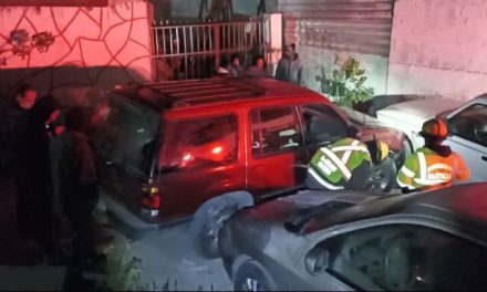 Queda atrapado tras choque con camioneta estacionada en Hacienda Las Isabeles, en Saltillo