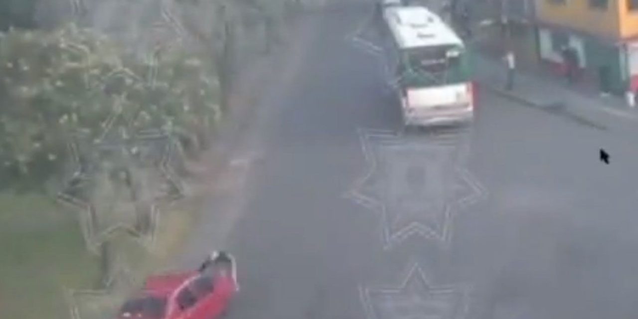 Edomex: Conductor atropella a motociclista, se intenta dar a la fuga pero camionero lo detiene