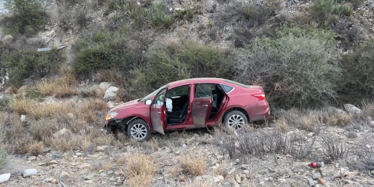 Cae a barranco tras choque contra moto en Coahuila