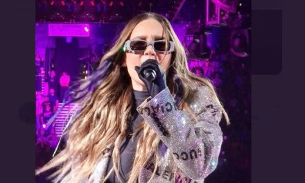 Belinda deja a todos con la boca abierta con body negro en los 2000s Pop Tour (videos)