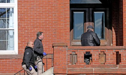 Hallan cuerpos de 4 bebés en un departamento de Boston, uno estaba en un congelador