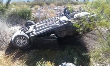 Saltillo: Jovencita perdió el control de su vehículo y volcó en bulevard Prolongación el Minero
