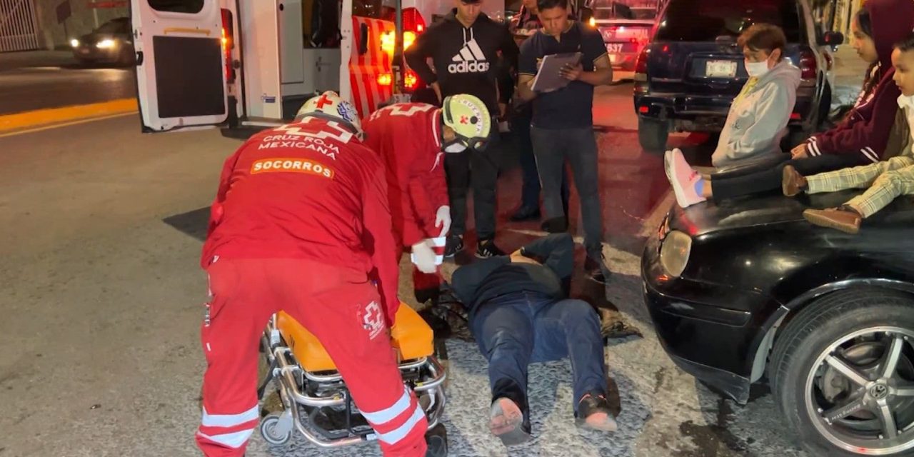 Hombre cae de la moto y se topa contra carro en Saltillo