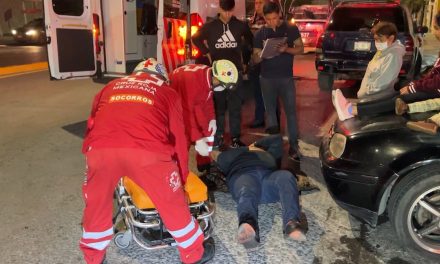 Hombre cae de la moto y se topa contra carro en Saltillo