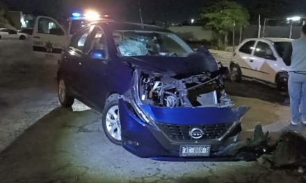 Joven termina estrellado por ir viendo el celular en Saltillo
