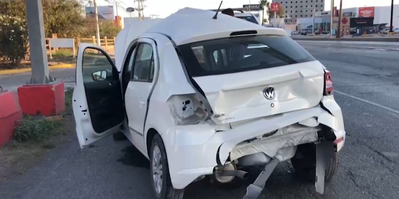 Se salva de milagro; auto queda en pérdida total en Saltillo