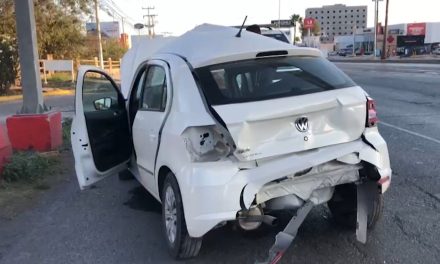 Se salva de milagro; auto queda en pérdida total en Saltillo