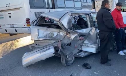 Choca con cinco vehículos en libramiento Óscar Flores Tapia: sueño venció al conductor, en Saltillo