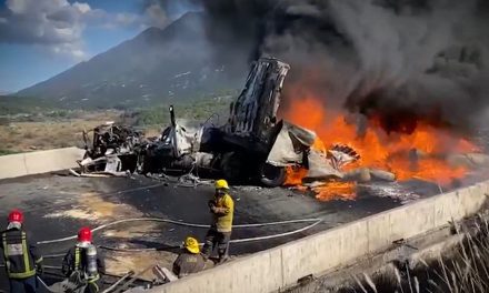 ¡Otra vez en Los Chorros! Trailero pierde la vida tras aparatoso accidente (video)