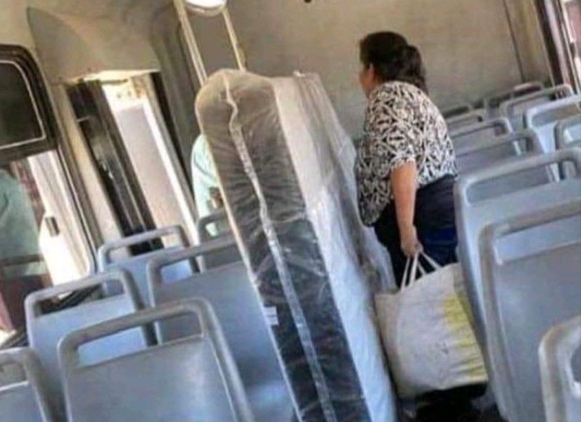 Mujer es captada llevando un colchón en una combi de Torreón