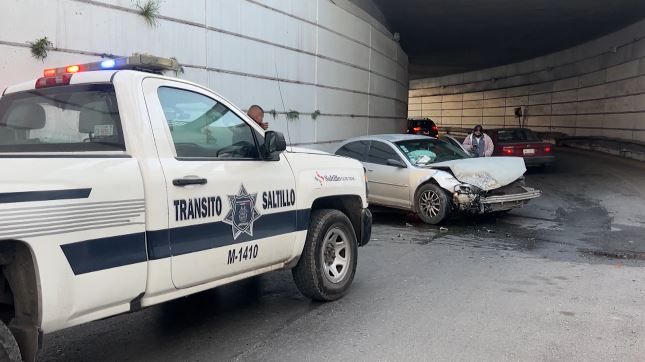 Chocan en curvas por alta velocidad dos vehículos en distintos puntos de Saltillo