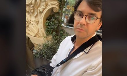 Reaparece Eugenio Derbez tras sufrir fractura múltiple en el hombro