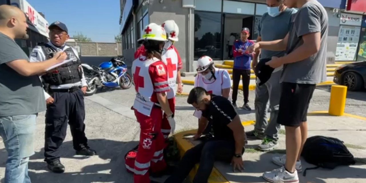 Derriba a motociclista y huye en Saltillo