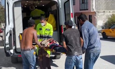 Saltillo: Albañil recibe descarga eléctrica y cae de una escalera para estrellarse contra el suelo