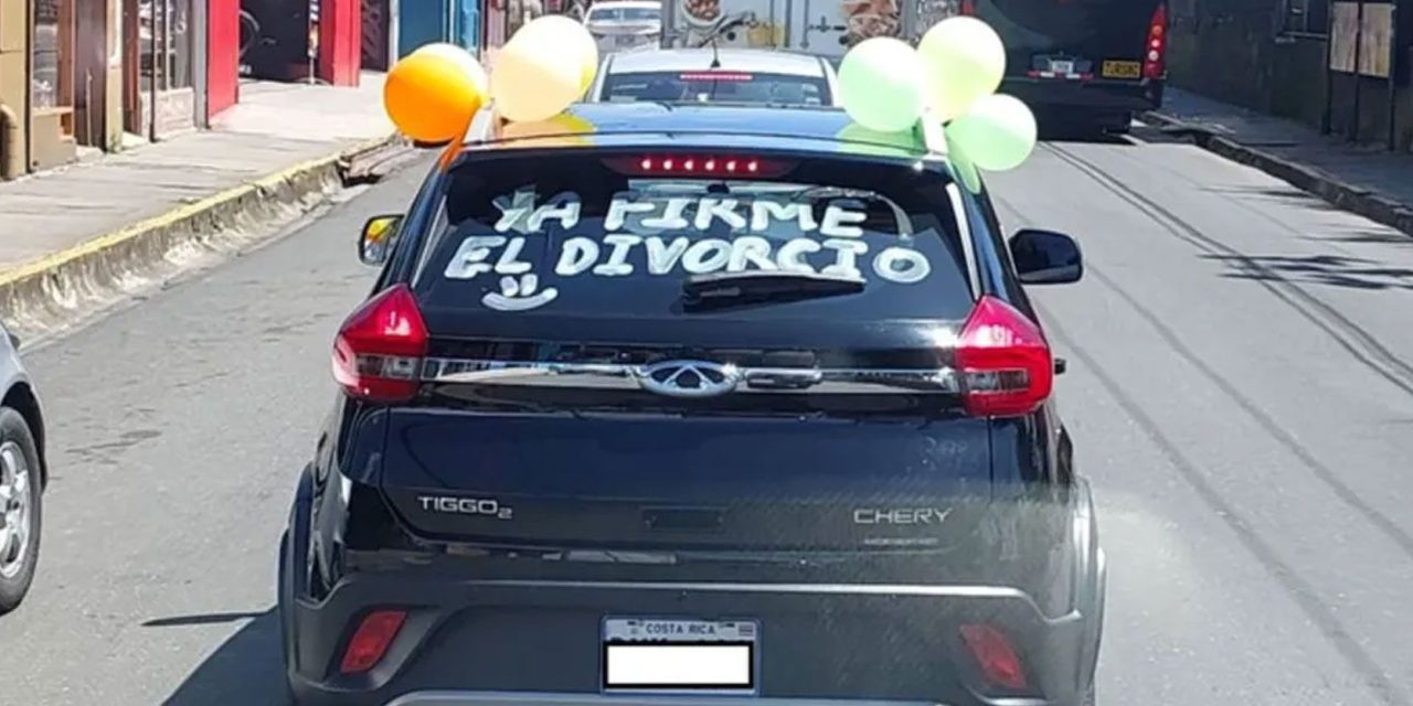 Hombre celebra por las calles volver a ser soltero: ‘Ya firme el divorcio’