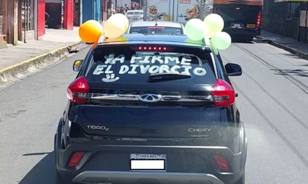 Hombre celebra por las calles volver a ser soltero: ‘Ya firme el divorcio’