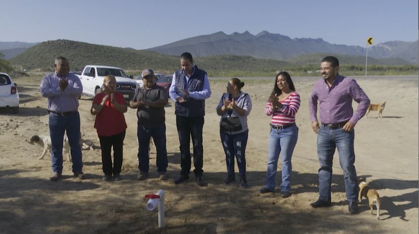 Entrega Chema Morales línea de conducción ejido San Miguel de Ramos Arizpe