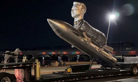 La extraña estatua que regalaron a Elon Musk con valor de 600 mil dólares
