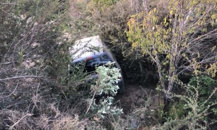 Esquiva a niño que se le atravesó y terminó en el fondo de un arroyo en Saltillo