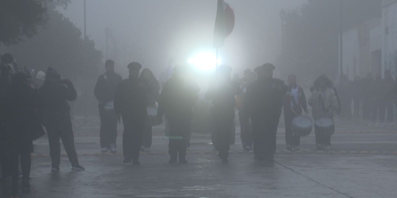 Pese al clima, hubo desfile revolucionario en Arteaga