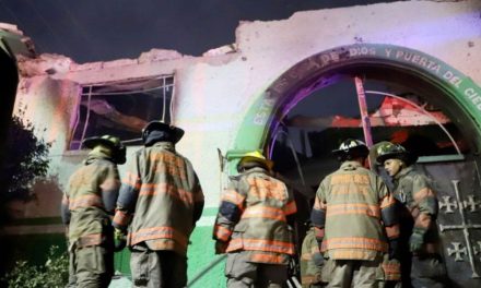 Por veladoras de ofrenda, iglesia en Tulpetlac se incendia y consume en su totalidad