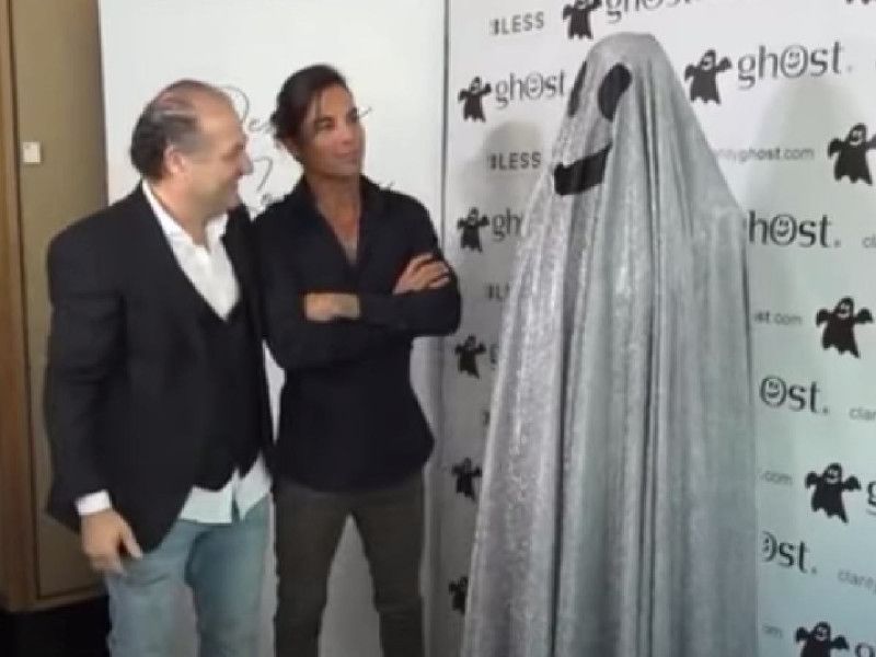 Como un auto nuevo; critican a Julio Iglesias Jr. por presentar a su nueva novia