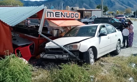 Saltillo: Conductora se impacta contra un puesto de comida en Misión Cerritos
