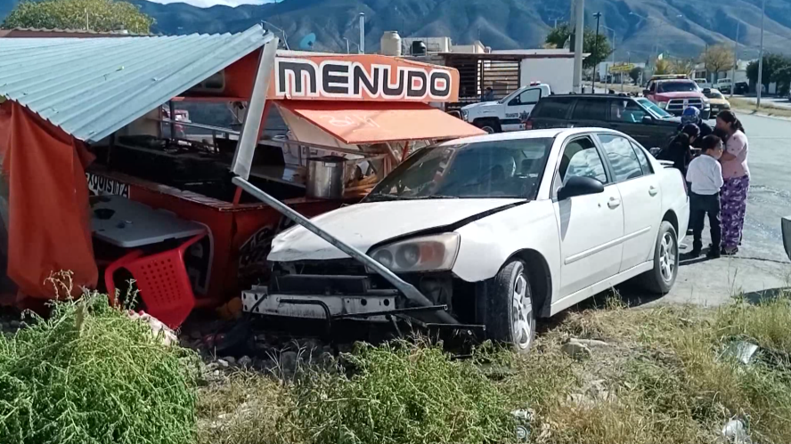 Saltillo: Conductora se impacta contra un puesto de comida en Misión Cerritos