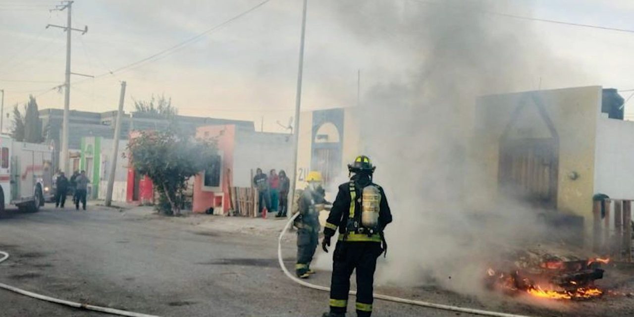 Voraz incendio consume vehículo en Ramos Arizpe