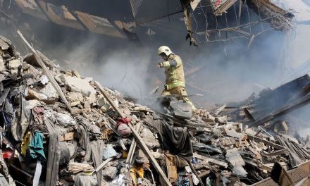 Edificio se derrumba tras incendio en Irak; hay 20 personas heridas