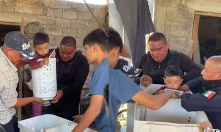 No aguantan la risa; policías rescatan a niño atrapado en lavadora (video)