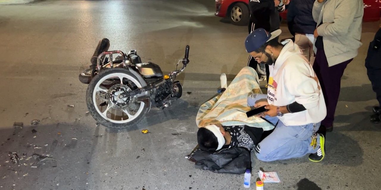Transporte de personal le fractura el brazo a un motociclista en Saltillo; no respetó el alto