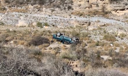 Vuelcan y caen a un barranco en Arteaga; terminan con lesiones de gravedad