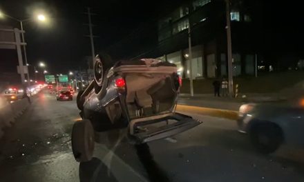 Se le sale una llanta y termina volcado en Saltillo