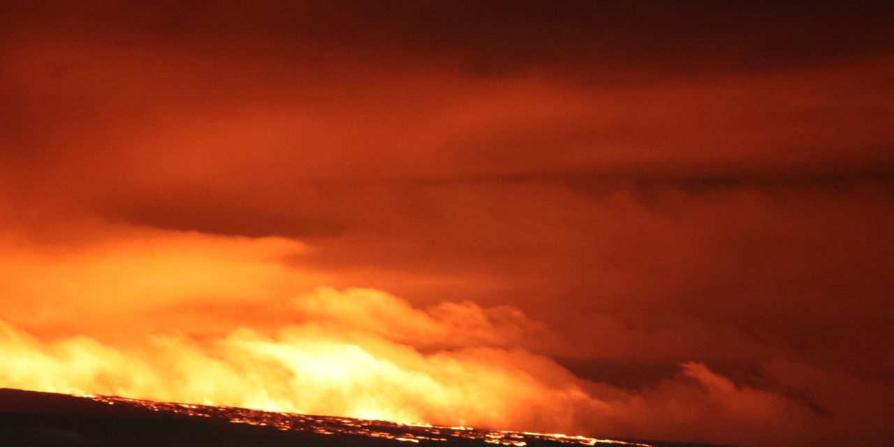 Entra en erupción el Mauna Loa, el volcán más grande del mundo ubicado en Hawai
