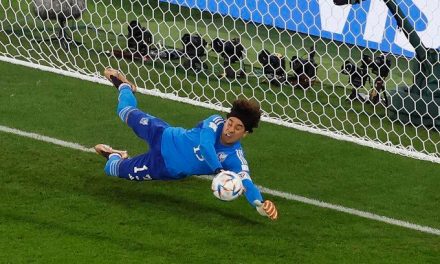 Los memes que colocan a Guillermo Ochoa como el Dios del internet tras su atajada a Lewandowski