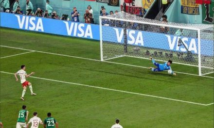 Mujer se enoja porque ‘su vato’ le dedica palabras más bonitas a Memo Ochoa que a ella