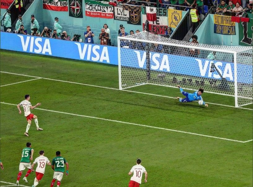 Mujer se enoja porque ‘su vato’ le dedica palabras más bonitas a Memo Ochoa que a ella