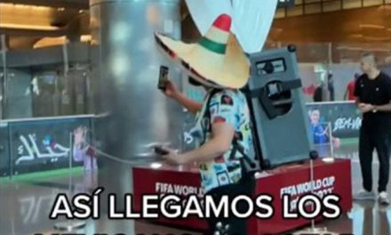 Mexicano acapara la atención en Qatar por pasear con bocina en mano