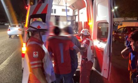 Motociclista se impacta contra vehículo en avenida Universidad de Saltillo