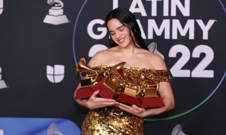 ¡Y ganó ‘Motomami’! Rosalía se corona con el Mejor Álbum en los Grammy Latinos
