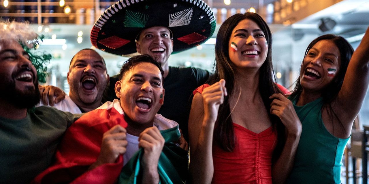 Fiebre del mundial llega a Saltillo; disfrutan del debut de México