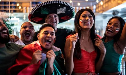 Fiebre del mundial llega a Saltillo; disfrutan del debut de México