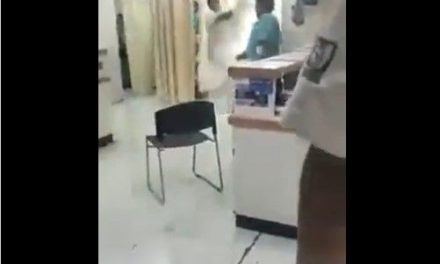 Video: Paciente esquizofrénico intenta agredir a personal del IMSS en Saltillo