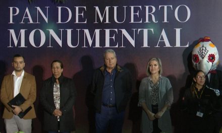 Degustan saltillenses pan de muerto monumental