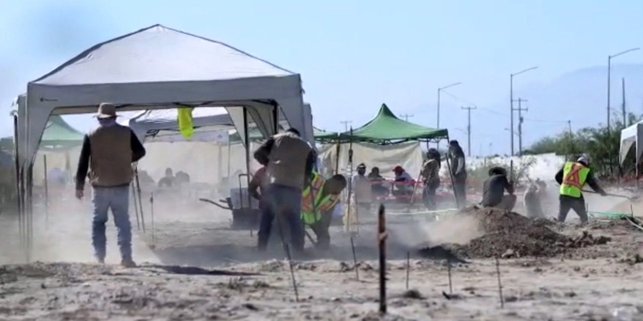 Exhuman 82 cuerpos del panteón de Monclova