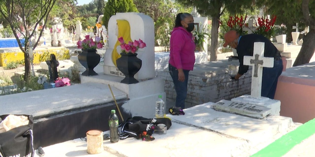 Cobran vida panteones de Saltillo; cientos visitan a sus seres queridos